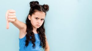 ילדה מתלוננת