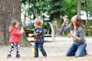 אמא מלווה את ילדיה לקייטנה