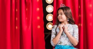 ילדה חוששת לפני עליה להופיע