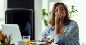 אמא מודאגת בעבודה