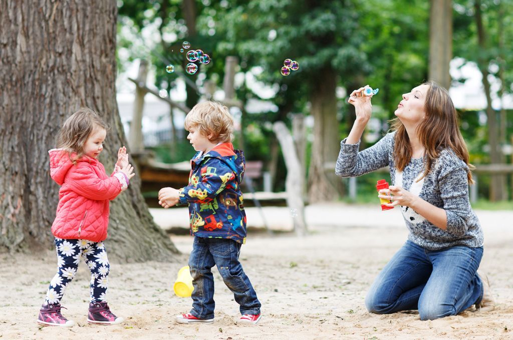 אמא מלווה את ילדיה לקייטנה