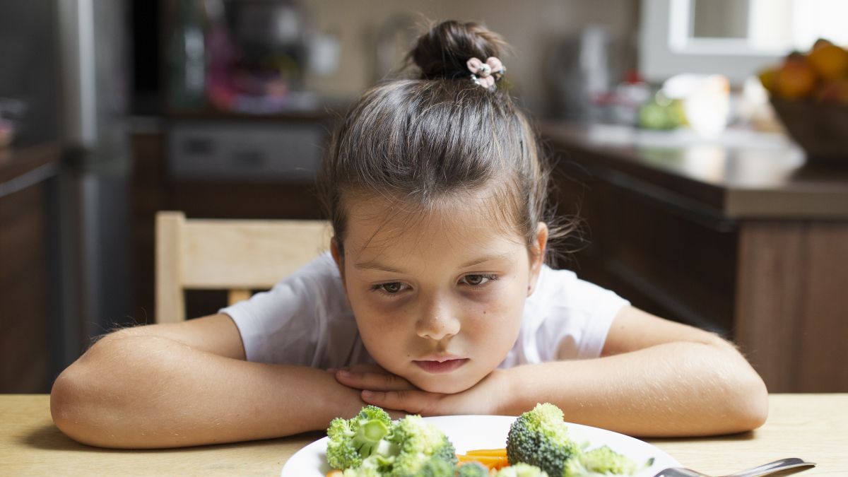 ילדה מסרבת לאכול אוכל בריא