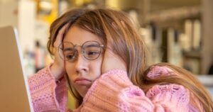 ילדה עם הפרעות קשב לומדת אונליין